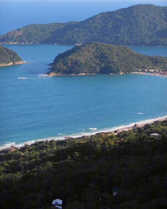 Vista aérea da baía de Trindade, Paraty